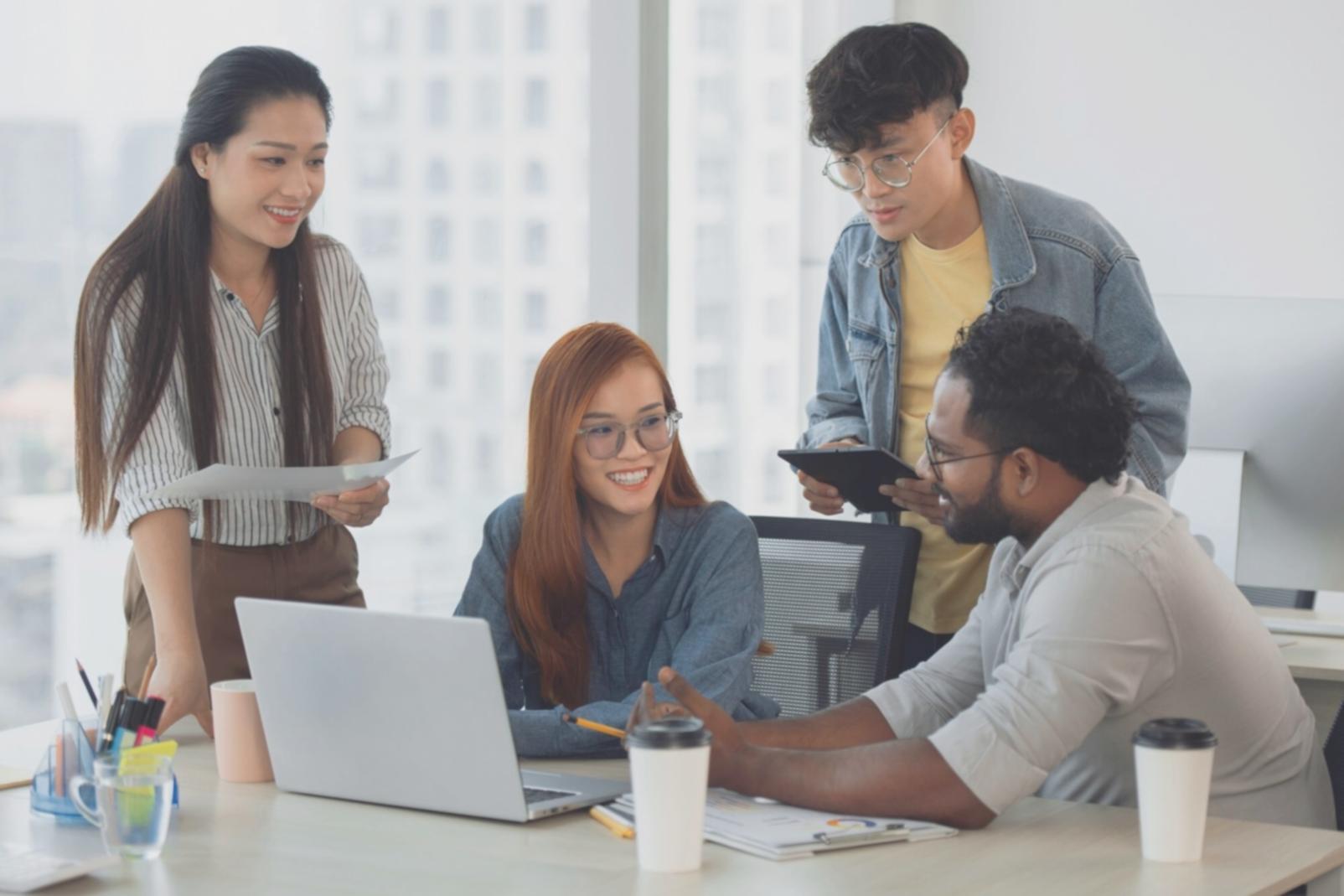 Skupinové vzdelávanie v modernej učebni s praktickými finančnými nástrojmi